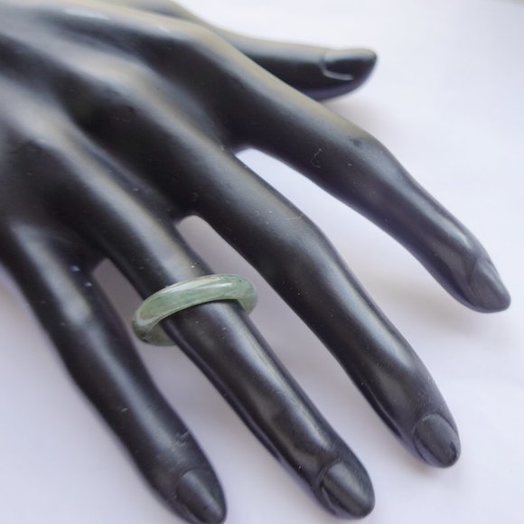 GREEN JADE RING BAND SIZE 7 - Picture 1 of 2